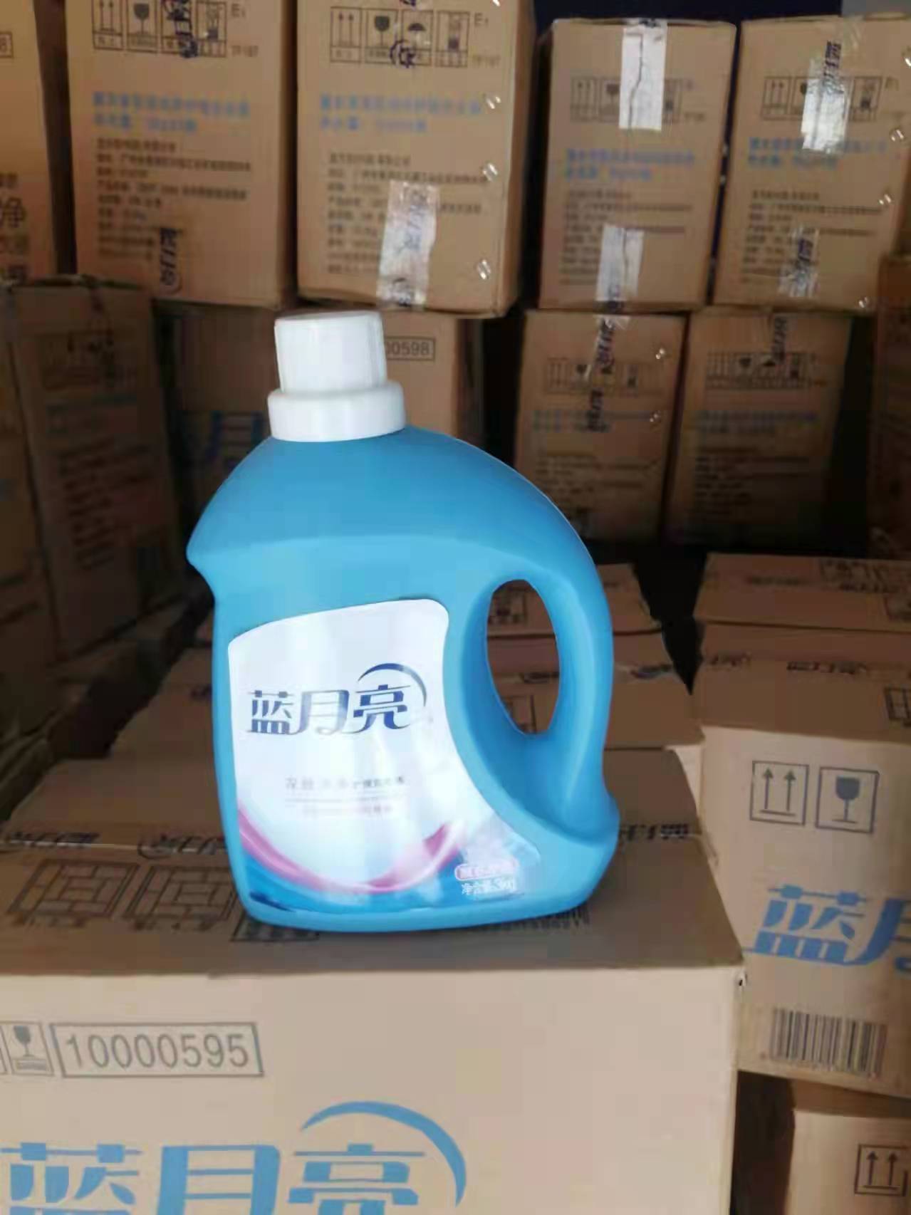 这些产品经过厂家鉴定被证实为假冒的"蓝月亮"牌洗衣液.刘庆文/摄