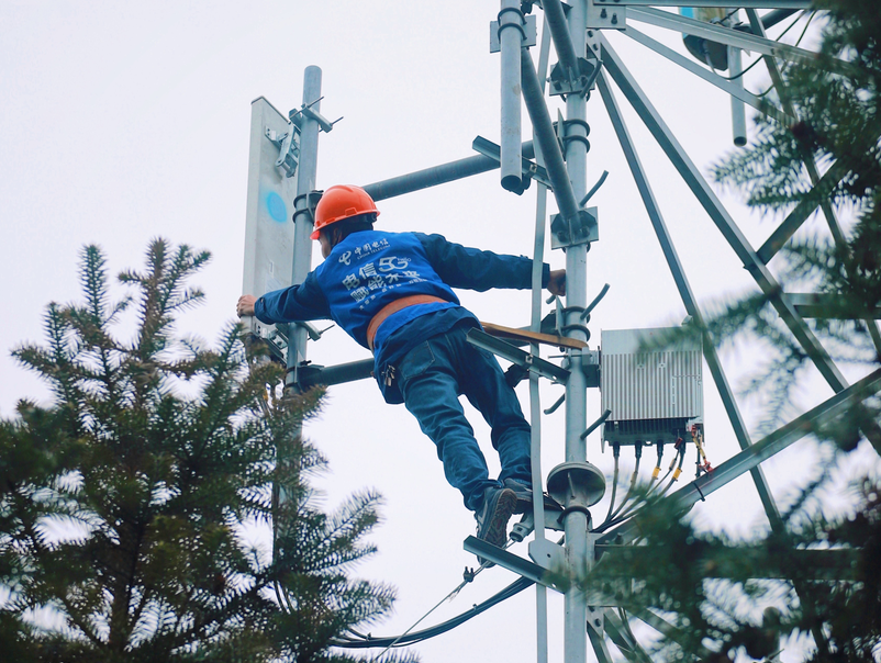 图为中国电信祁门分公司无线网络优化人员在灯塔村基站调整天馈。