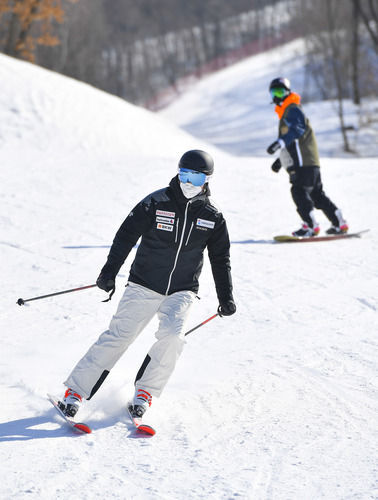 从滑雪场一板难求看冰天雪地成经济热引擎