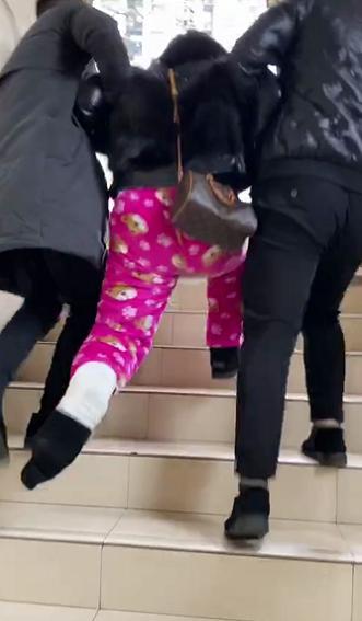 2月11日,潇湘晨报记者联系到当事人的妹妹李女士,面对姐姐摔断腿被抬