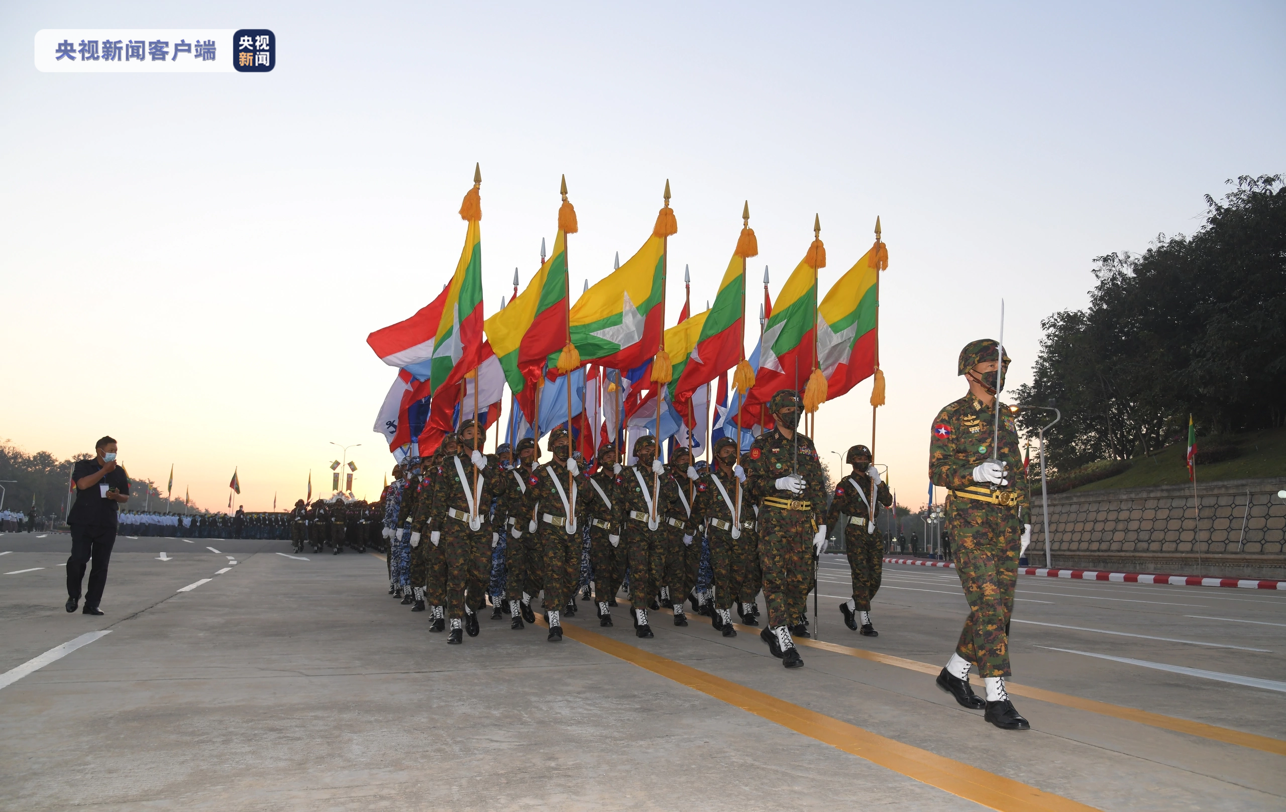 缅甸举行大规模阅兵和巡游活动纪念第75届联邦节