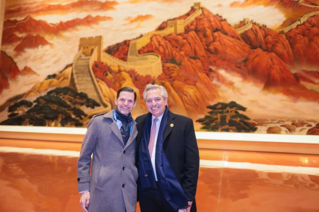 2月4日，阿根廷总统费尔南德斯（右）与阿根廷驻华大使牛望道在中国共产党历史展览馆内合影。图片由阿根廷驻华大使馆提供