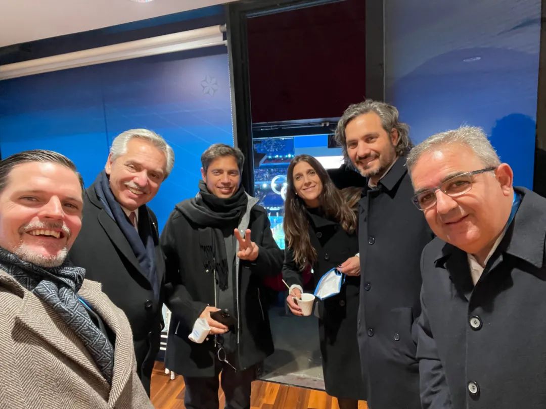  2月4日晚，阿根廷驻华大使牛望道与阿根廷总统费尔南德斯（左二）一行在北京冬奥会开幕式自拍。图片由阿根廷驻华大使馆提供
