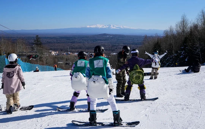 游人在长白山国际度假区滑雪场滑雪 许畅 摄