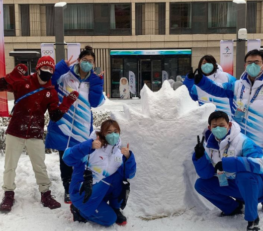 加拿大运动员与志愿者开心堆雪人 晒照称交了新朋友