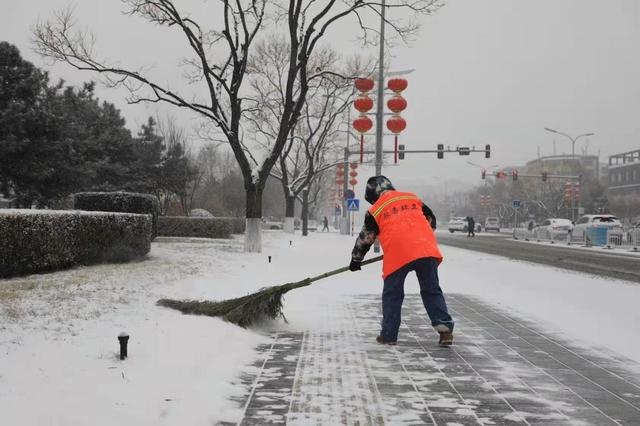 扫雪铲冰!怀柔各部门积极应对降雪 保障百姓出行