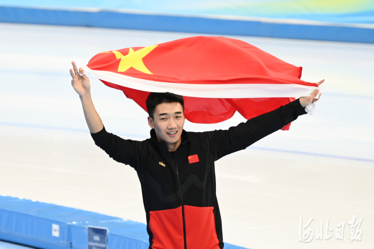 高亭宇夺得速度滑冰男子500米冠军。河北日报记者郝东伟摄