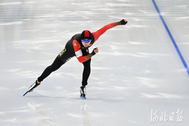 中国选手高亭宇在速度滑冰男子500米比赛中。河北日报记者郝东伟摄