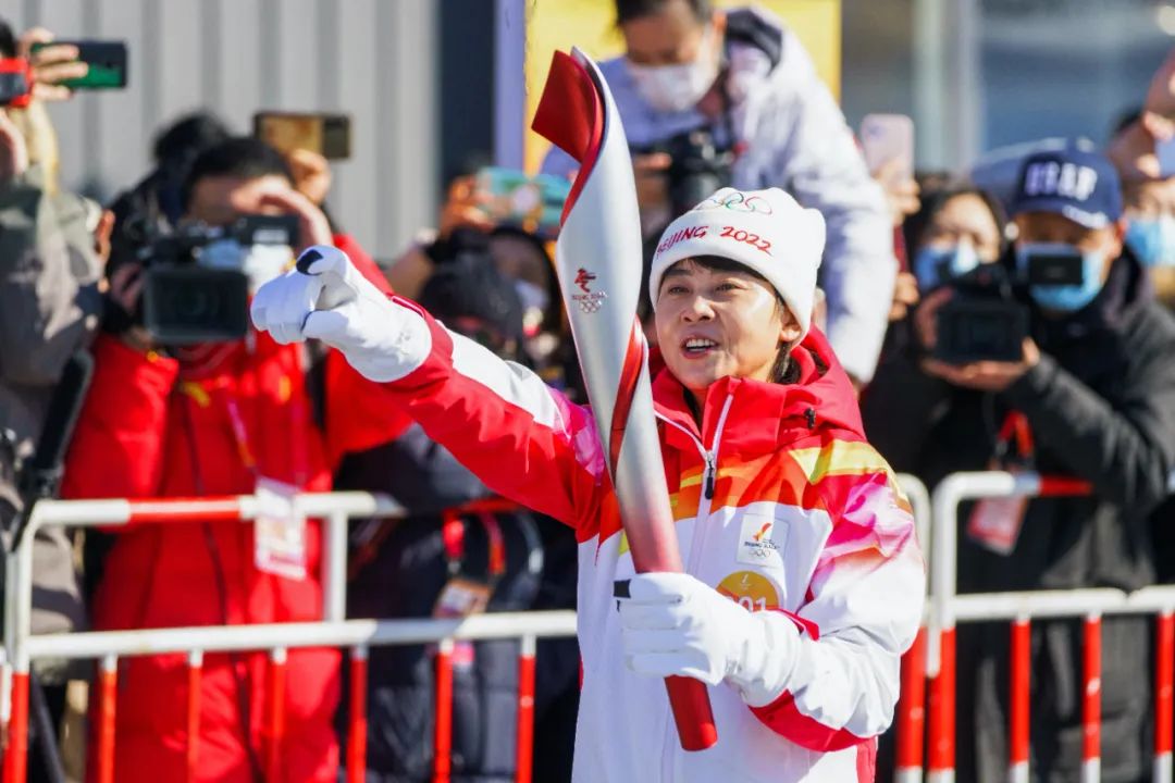 王濛在在北京冬奥公园火炬接力现场担任第一棒火炬手.