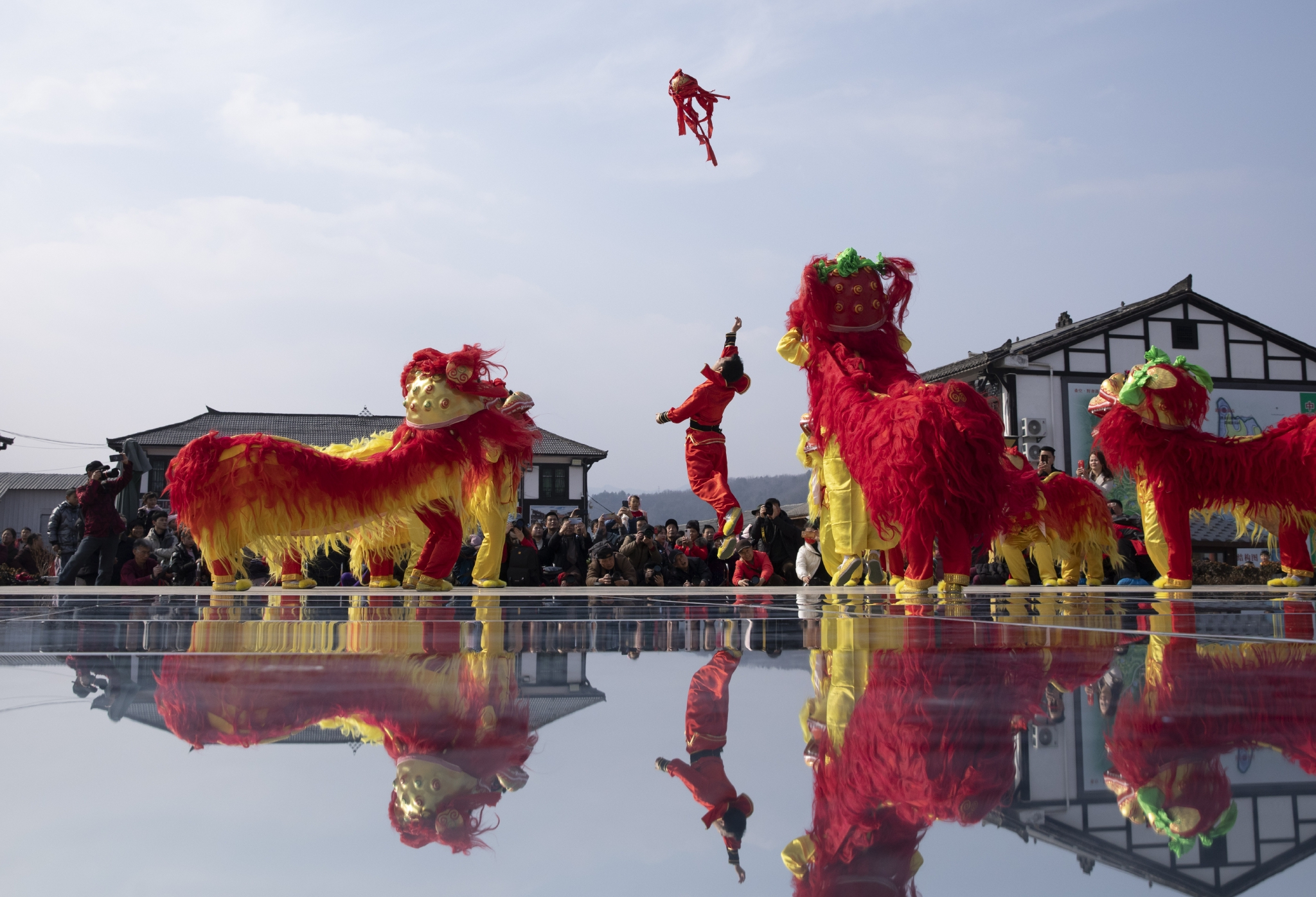 2月11日，陕西省安康市石泉县池河镇“金蚕小镇”，民间艺人表演舞狮。徐家蓉 摄
