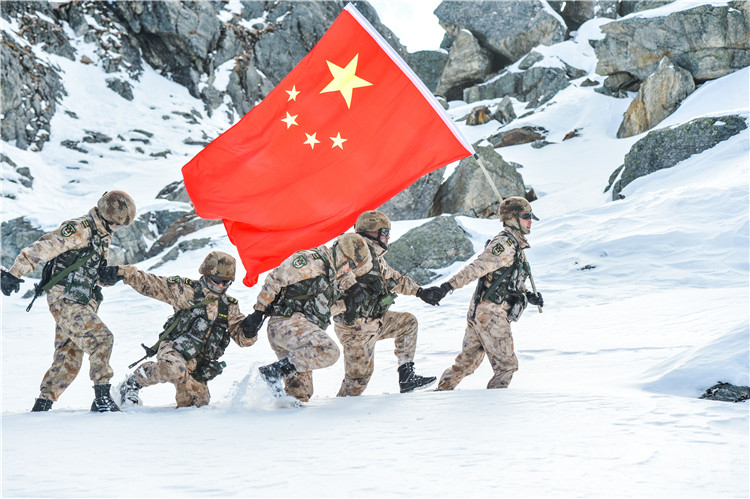 完成巡逻边防战士用冰墩墩表达对祖国的爱