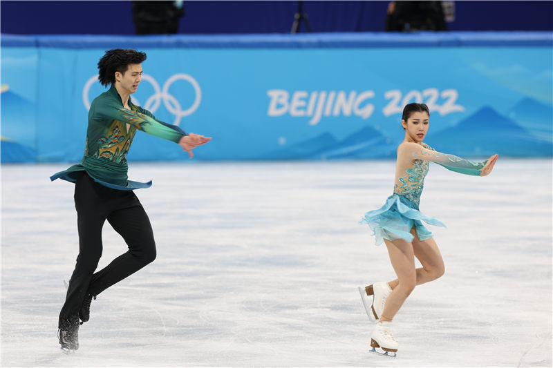 2月14日，中国选手王诗玥（右）和柳鑫宇在比赛中。中国日报记者 冯永斌 摄