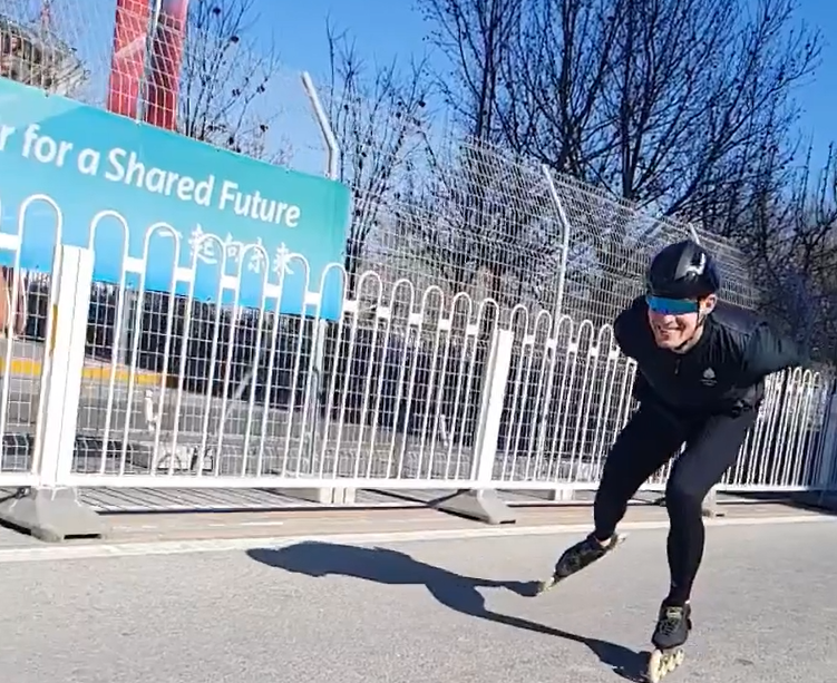 丹麦运动员奥运村里开心玩轮滑 网友称是练习的好方法