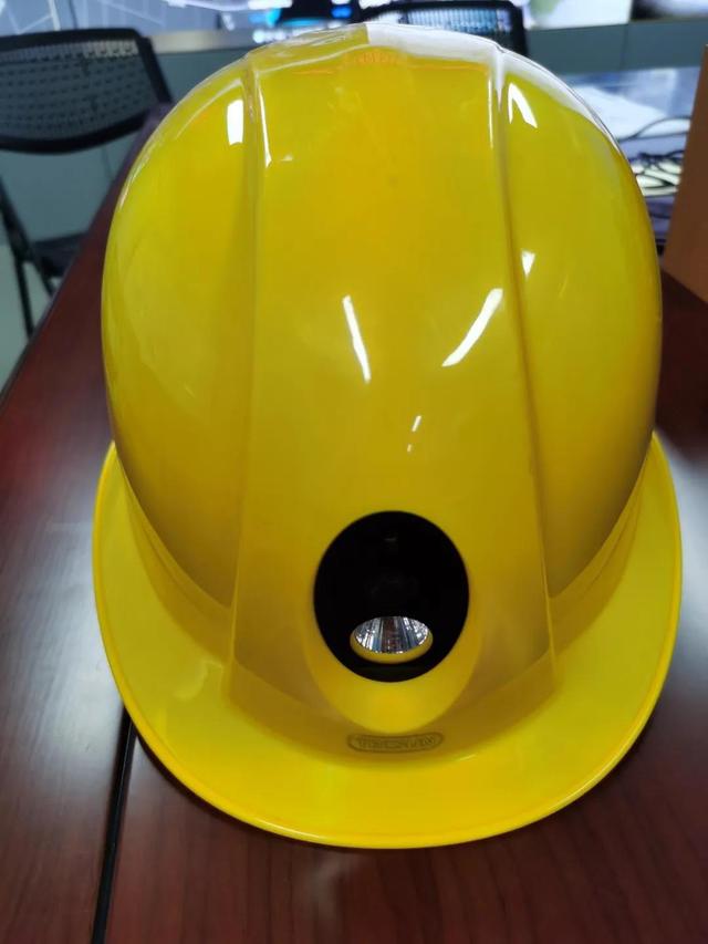 与此同时,永达市政还引进了装有摄像头和gps定位系统的"智能安全帽"