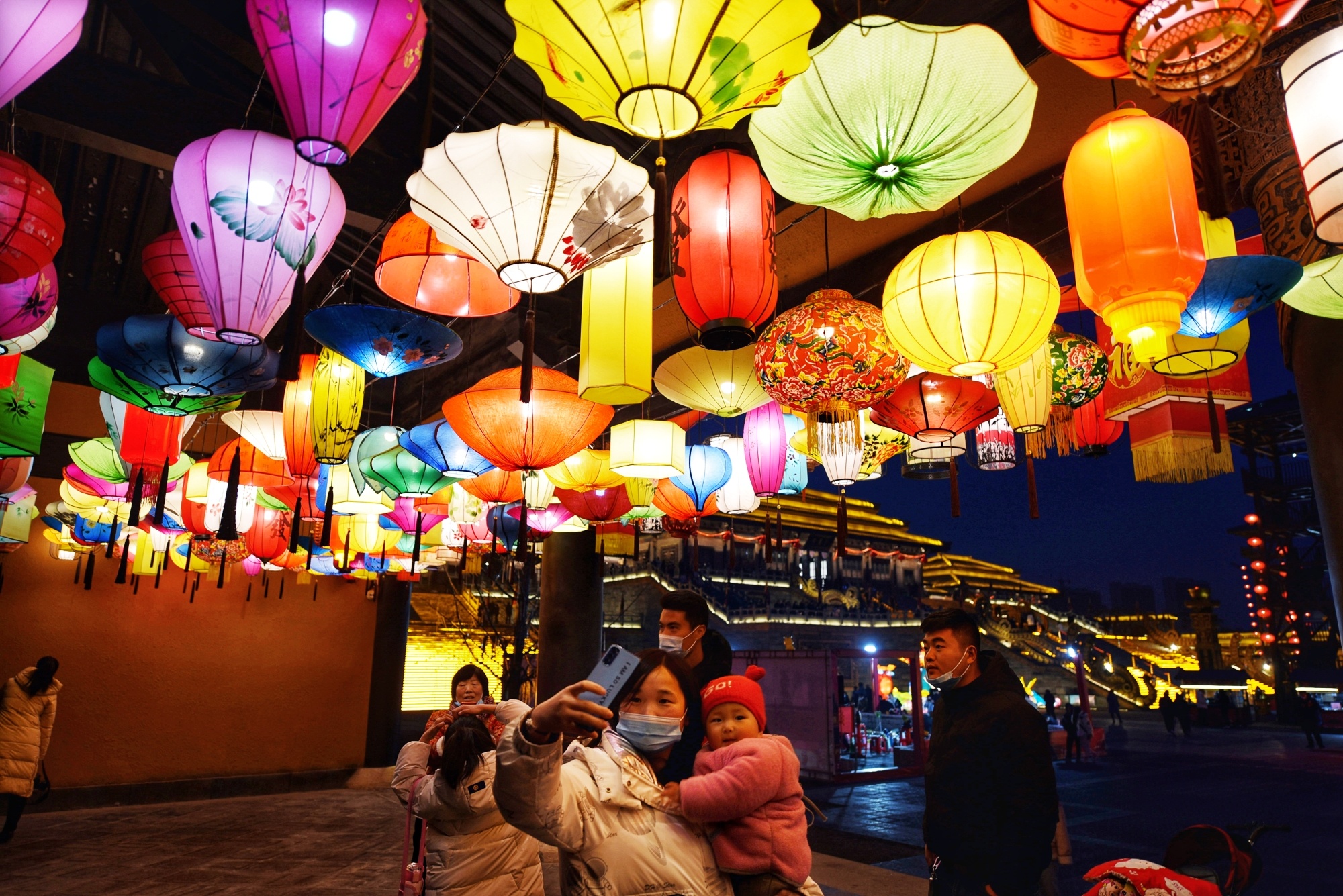 正月十五,临沂市郯城县郯国古城景区,形状各异,五彩斑斓的花灯挂满了