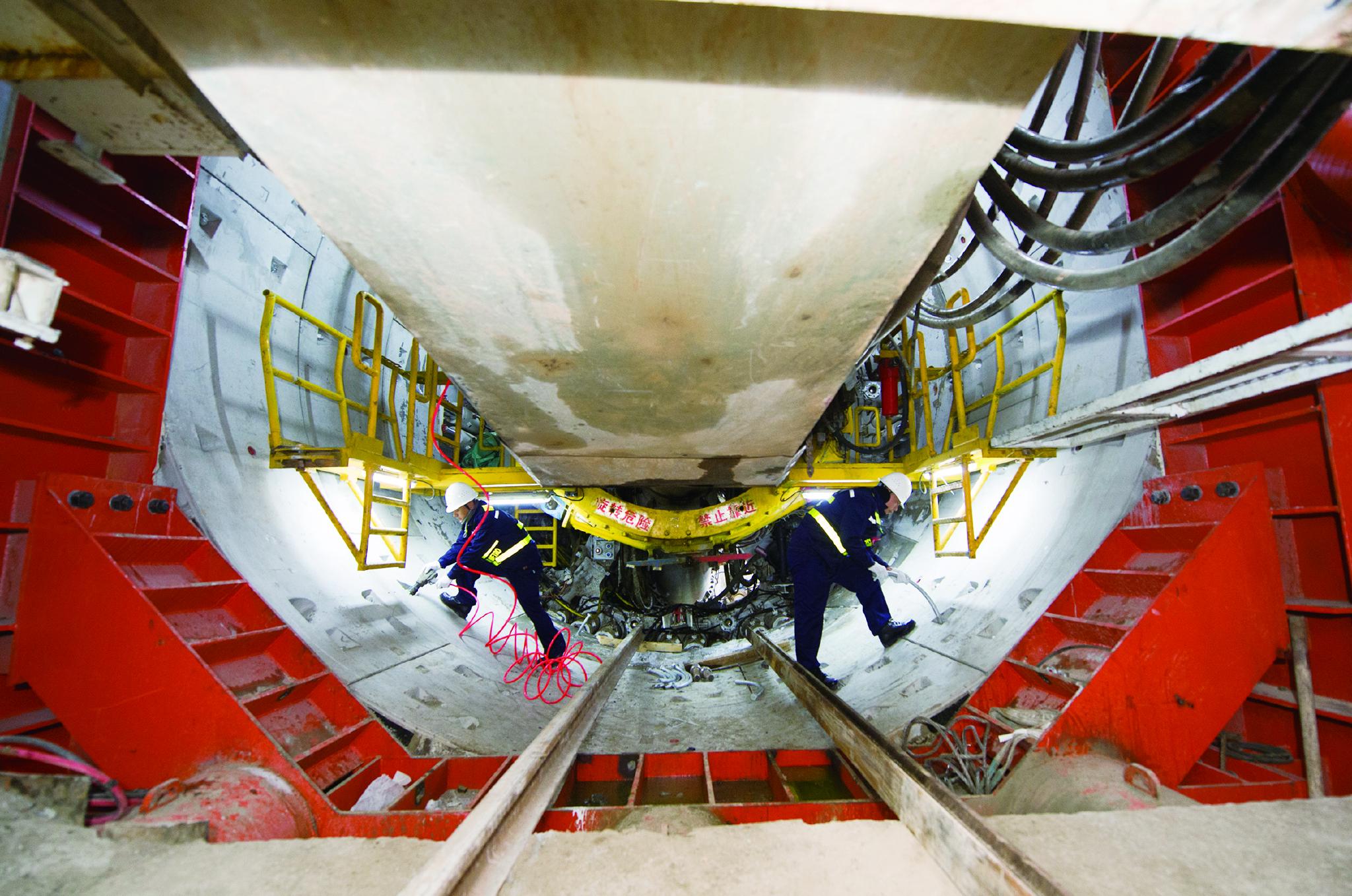 工作人员正在拼装地铁盾构隧道管片. 张扬 摄