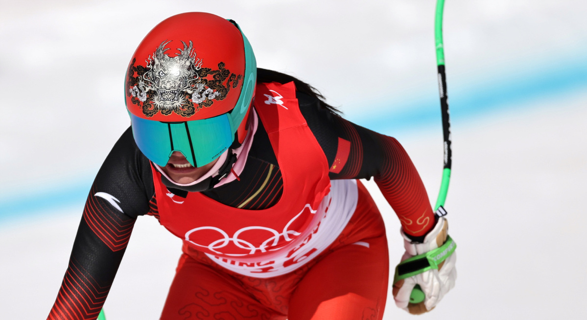 2月15日，中国选手孔凡影在高山滑雪女子滑降项目比赛中。（图片来源：新华社）