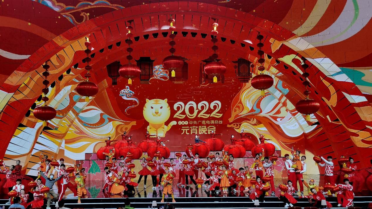 这台欢乐吉祥,喜气洋洋,精彩纷呈的晚会,有5个节目都出现了咱们吉林的