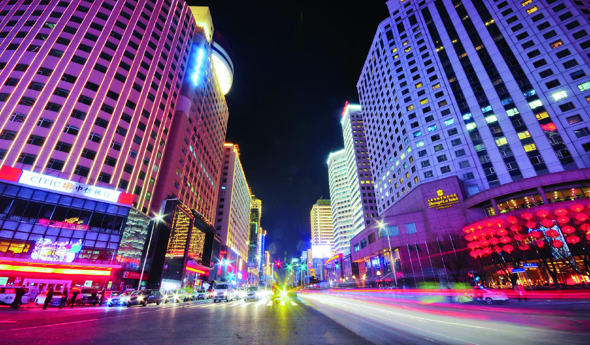 夜幕下的重庆路商圈霓虹闪烁. 张鑫多 摄