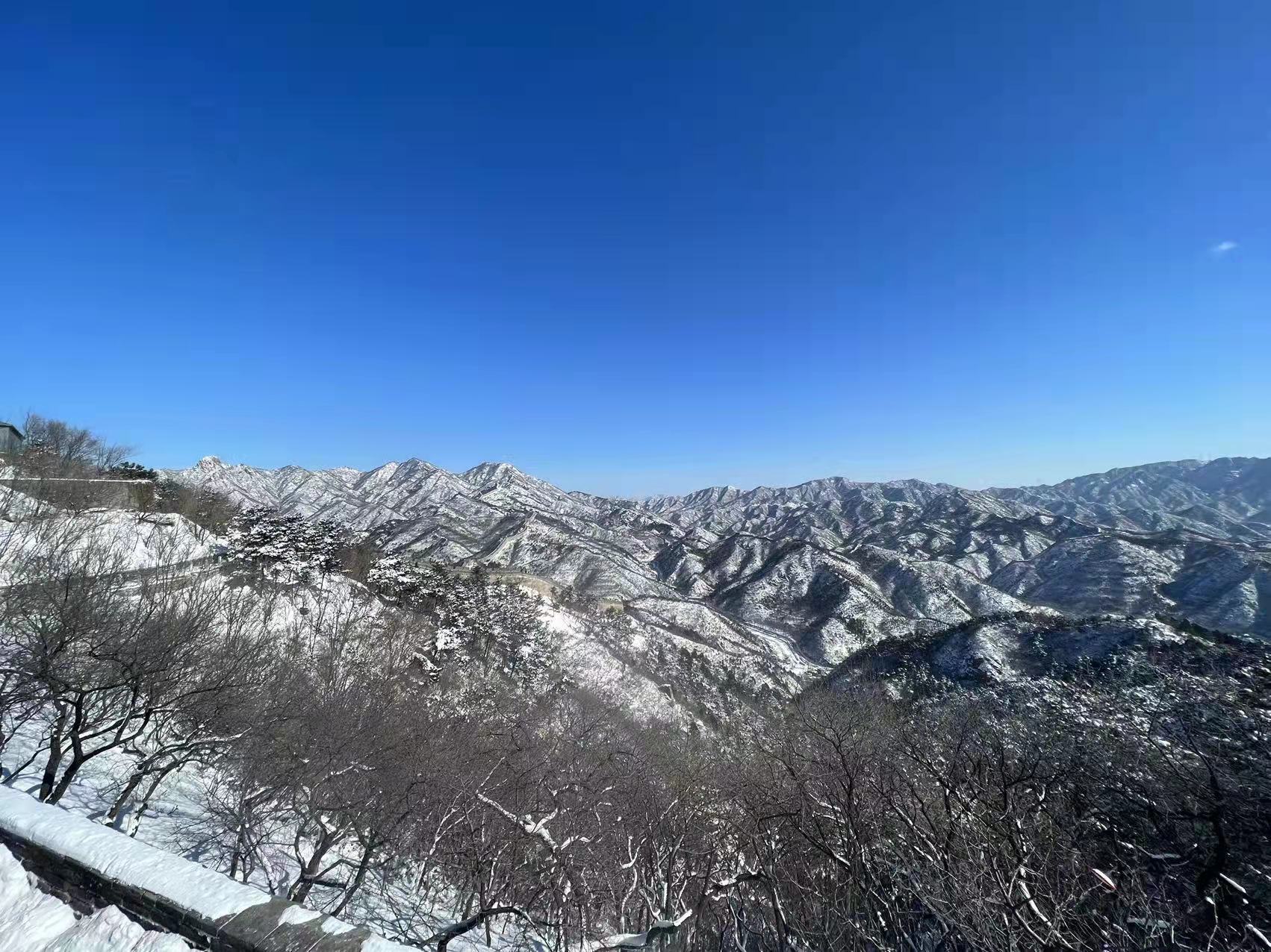 不出北京看雪山,雪后海陀山梦幻如画