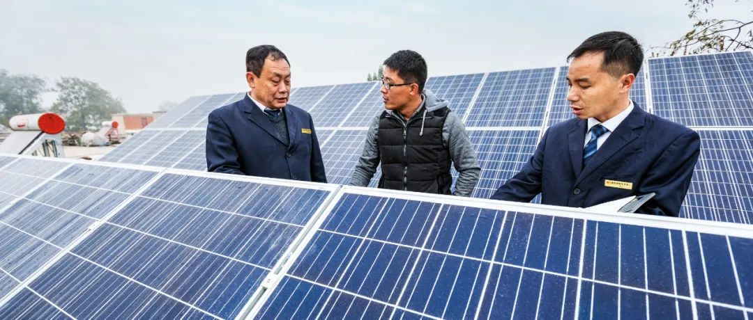 河南安阳市，某农村商业银行信贷人员了解农户光伏发电项目。图/IC