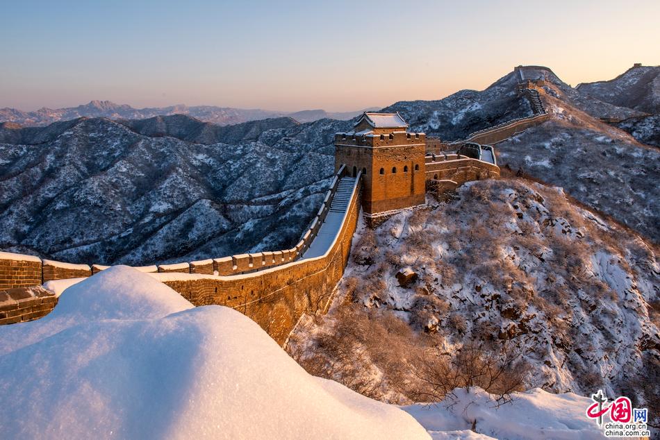 金山岭喜迎首场春雪万里长城银装素裹图