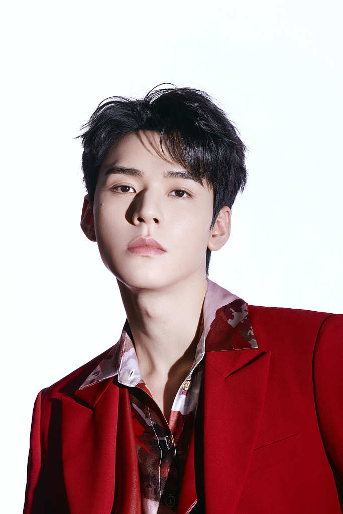 龚俊现身央视2022元宵晚会 着红西装献唱《正月十五闹花灯》_高清图集