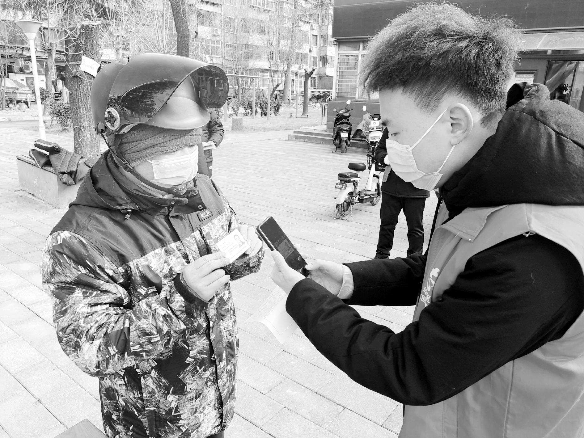 工作人员扫描车主身份证. 本报首席记者 刘琛敏 摄