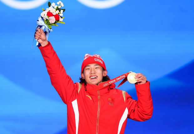苏翊鸣在北京冬奥会单板滑雪男子大跳台决赛中夺得冠军