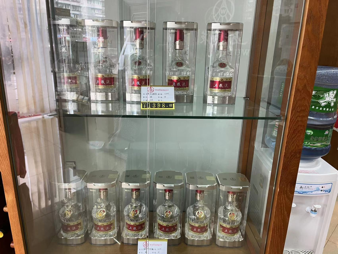 五粮液专卖店的普五展示区&nbsp;&nbsp;记者 康曦 摄影