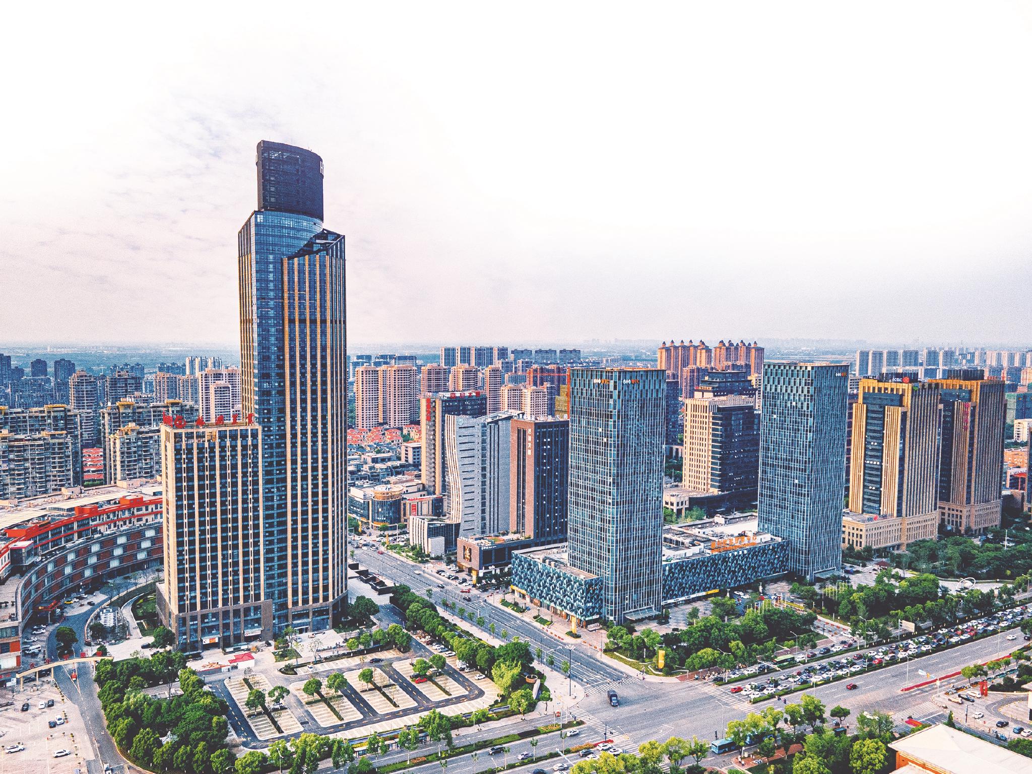 或运动休闲或奋力工作的人群,看向千万元税收楼宇鳞次栉比的南湖cbd