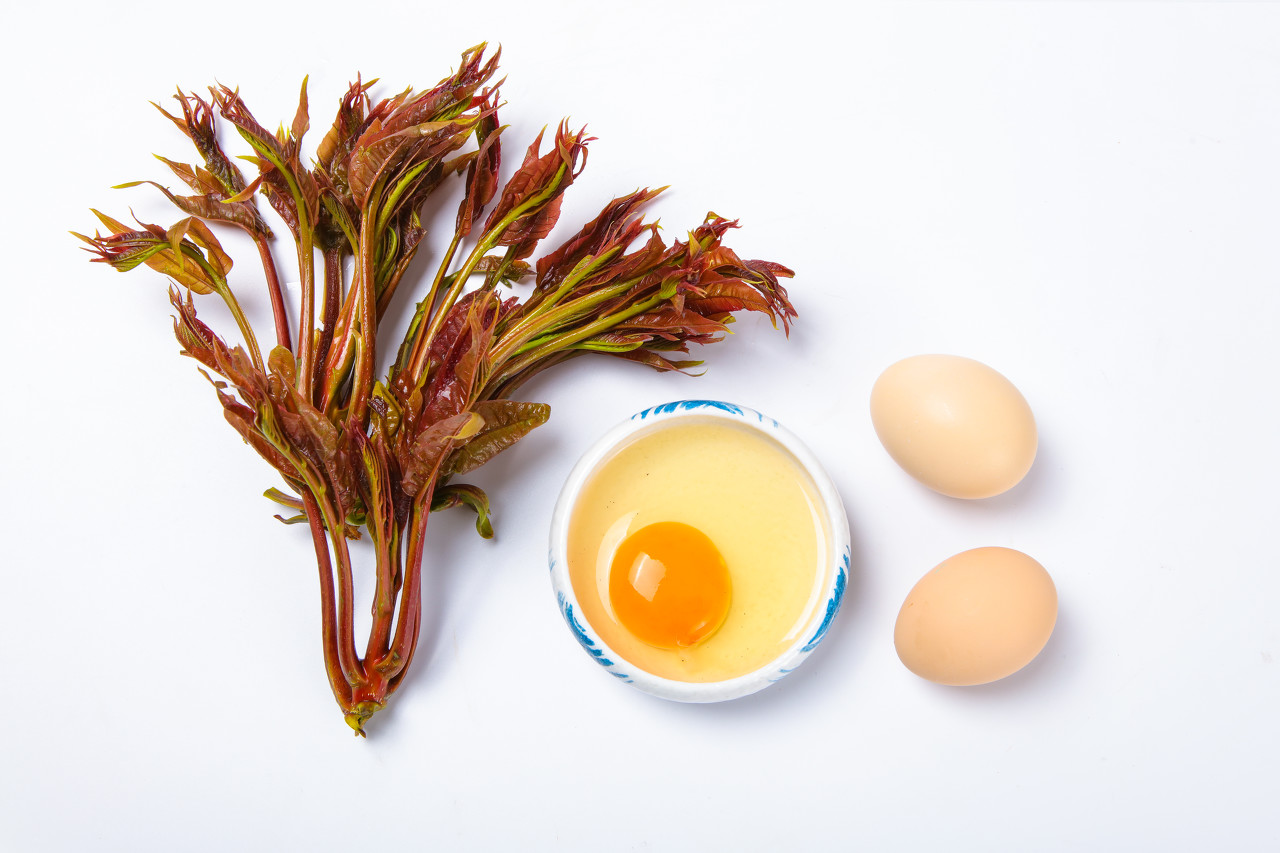 一斤破百元镶着金边的香椿头初上市尚未到最佳时令可待到3月春暖花开