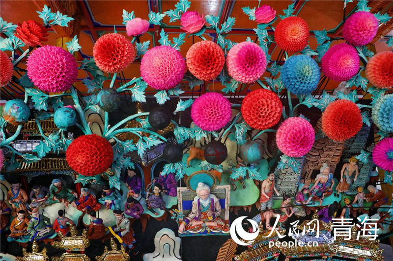 艺僧正在制作酥油花.人民网 张皓芃 摄