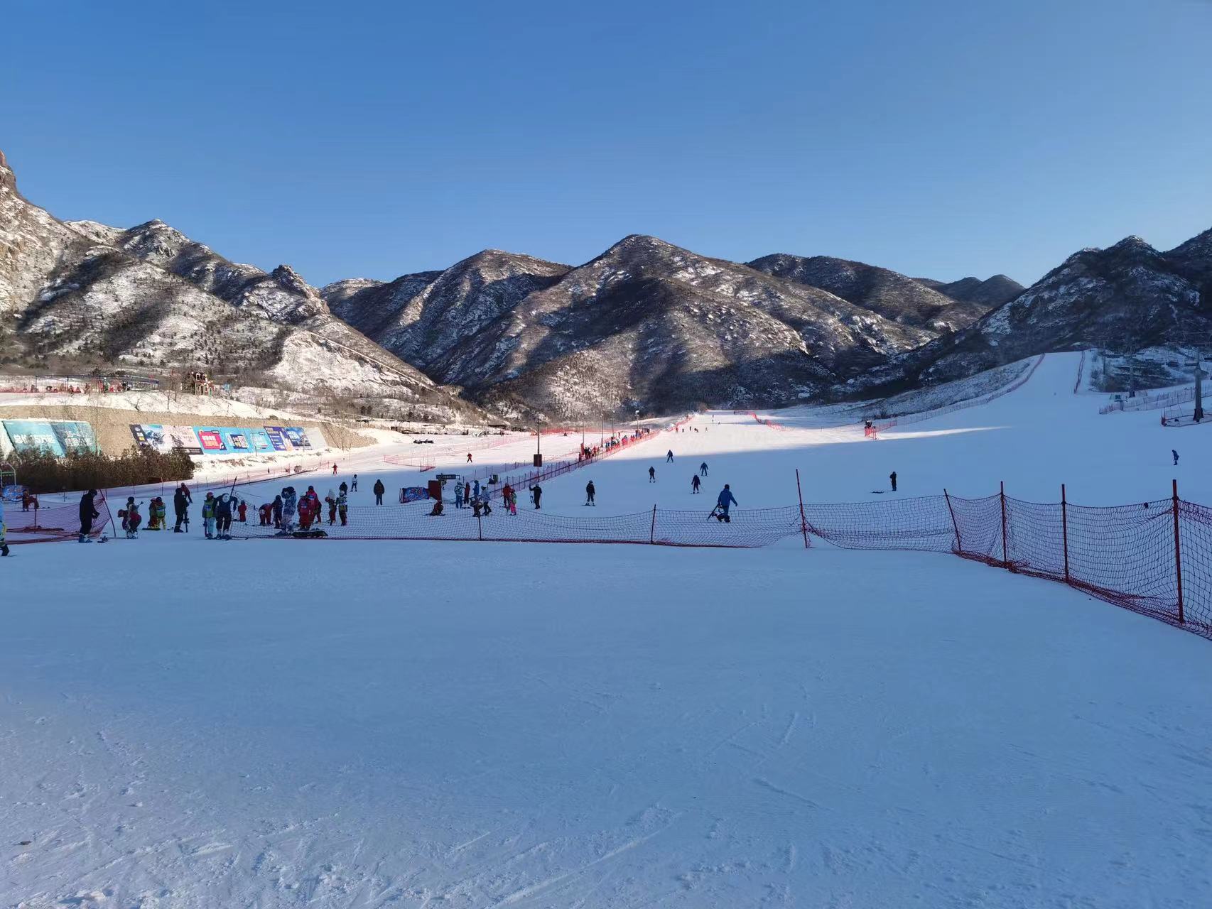 老孙带着孩子专门到延庆八达岭滑雪场滑雪,"对面就是冬奥赛场小海坨山