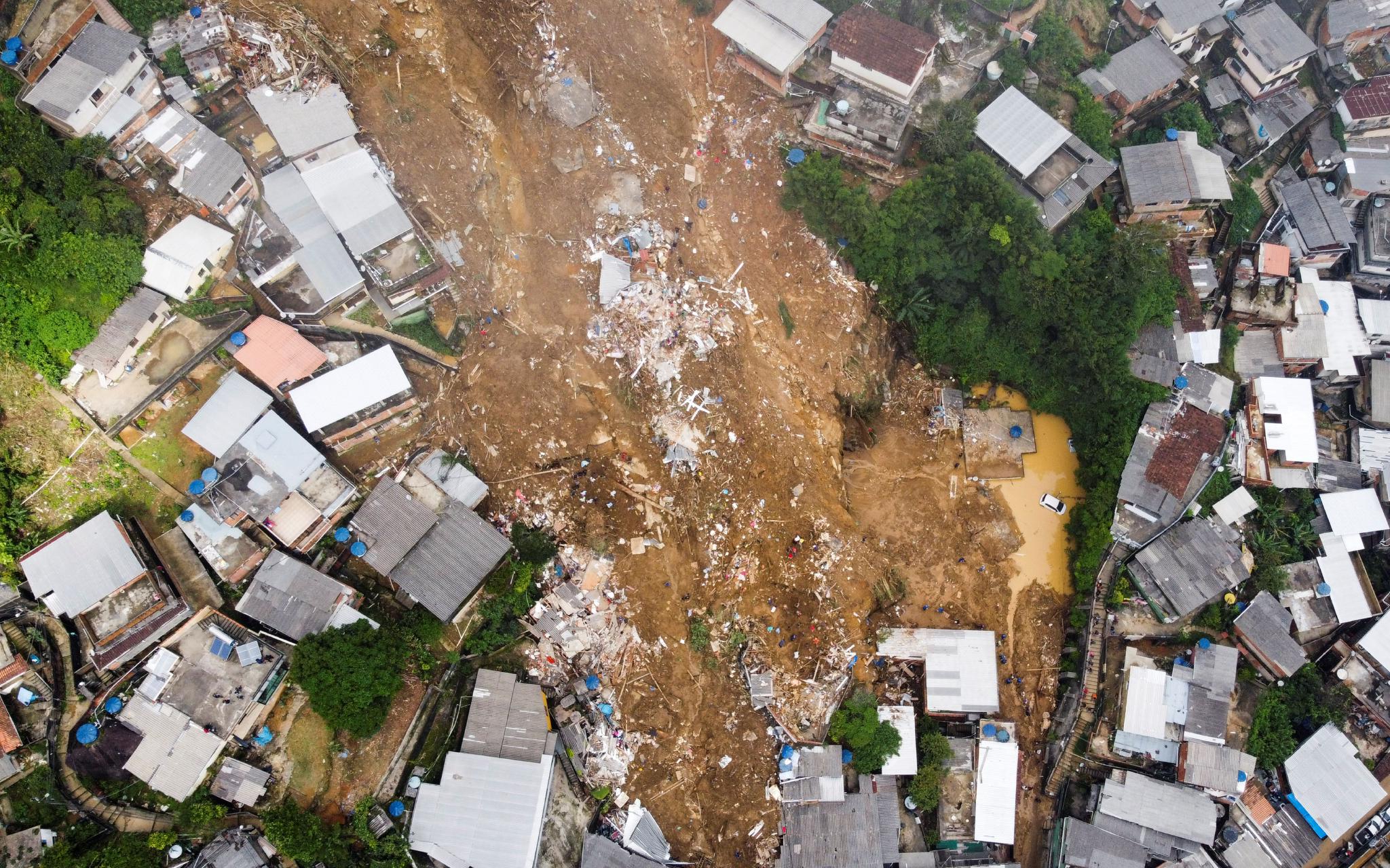 成片房屋被冲毁巴西泥石流已致94人死亡