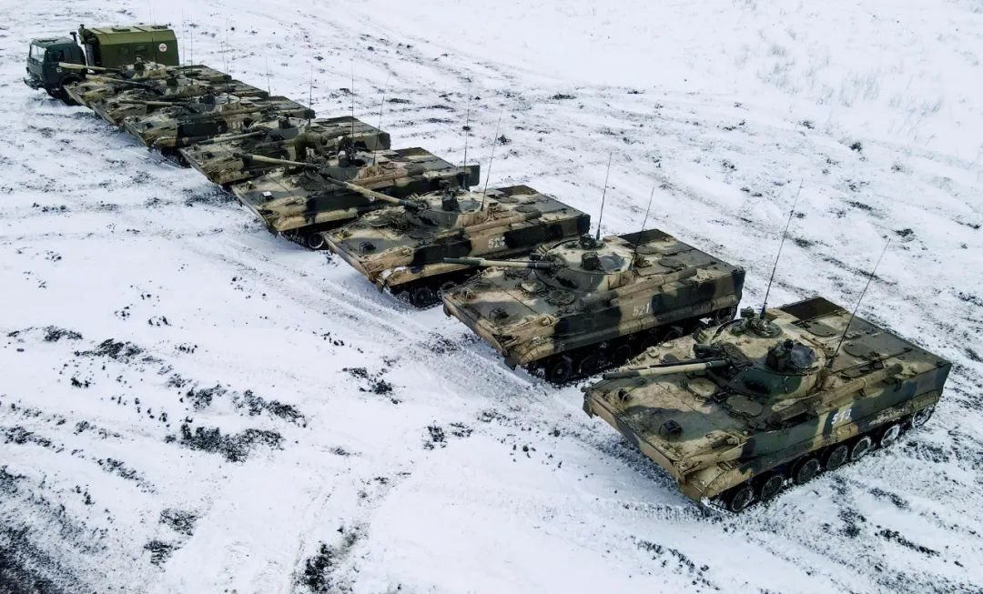 1月12日，在与乌克兰接壤的俄罗斯南部罗斯托夫地区，俄罗斯南部军区的军队举行作战演戏。图/澎湃影像