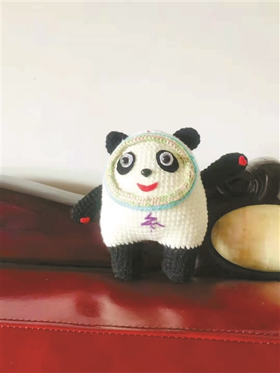 市民自制的毛线冰墩墩玩偶.受访者供图