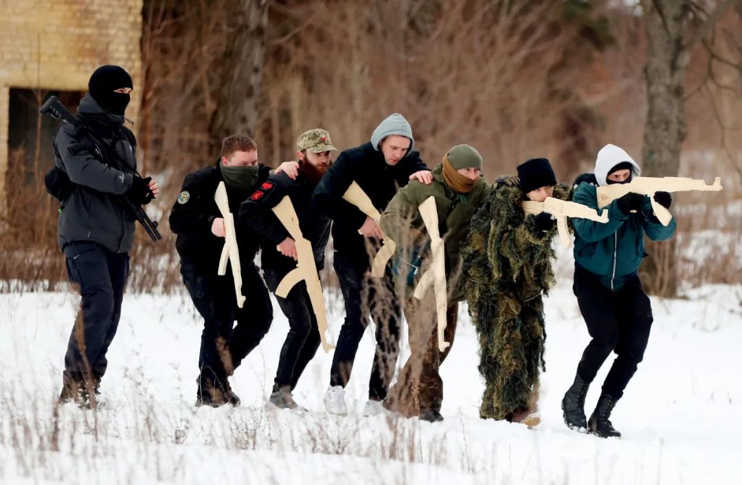 2月上旬，乌克兰首都基辅，一些平民加入乌克兰预备役部队，接受基本的战斗和生存训练。图/视觉中国 澎湃影像