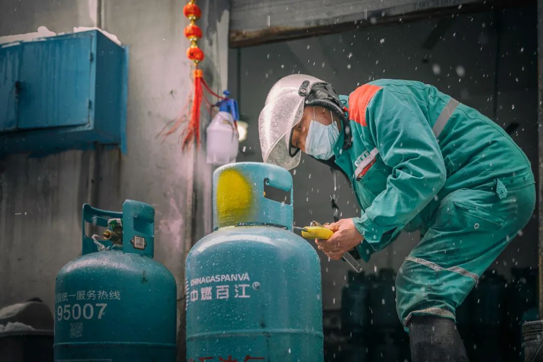 「保供有我」中燃百江:迎风雪 保冬供