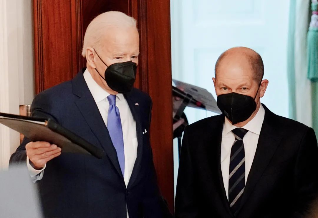 2月7日，美国总统拜登（左）在华盛顿白宫与德国总理朔尔茨举行会谈，双方就乌克兰边境局势等话题进行讨论。图/澎湃影像