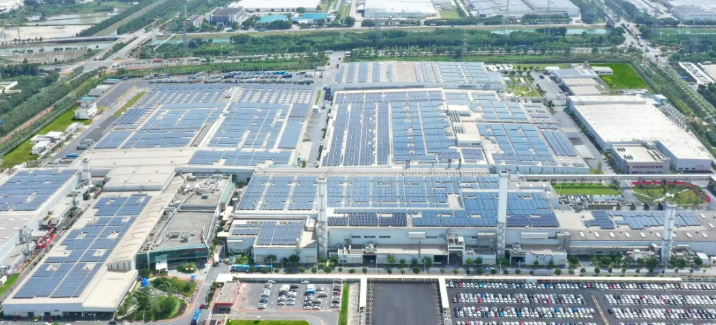 广汽丰田厂区屋顶安装光伏发电设备，图片来源：广汽集团