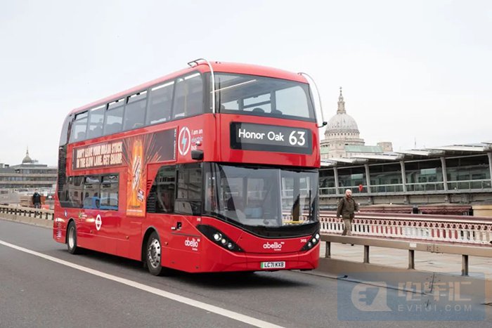 行驶在伦敦63号公交线上的BYD ADL Enviro400EV纯电动双层巴士