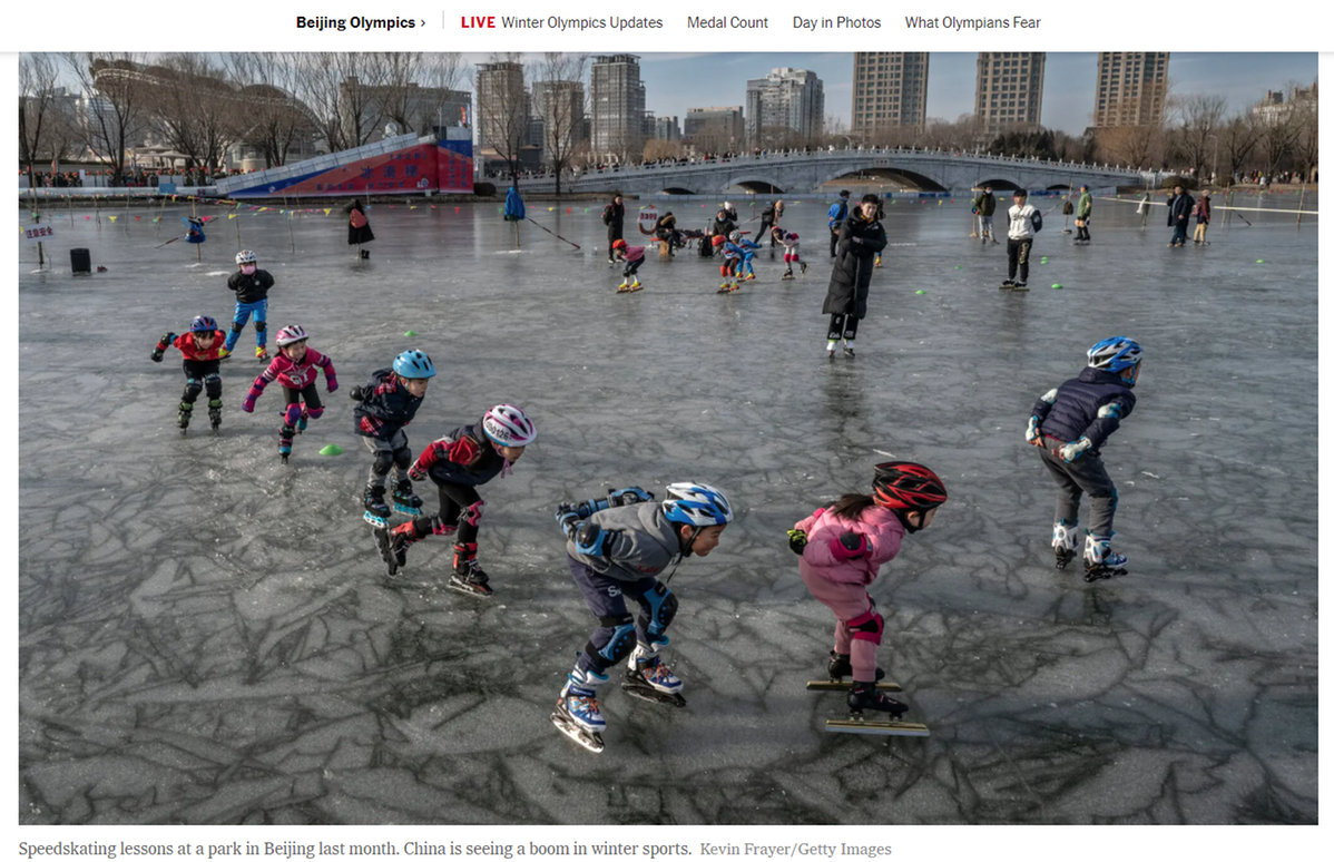 孩子们在北京的一座公园里上速滑课。图片来源：《纽约时报》报道截图