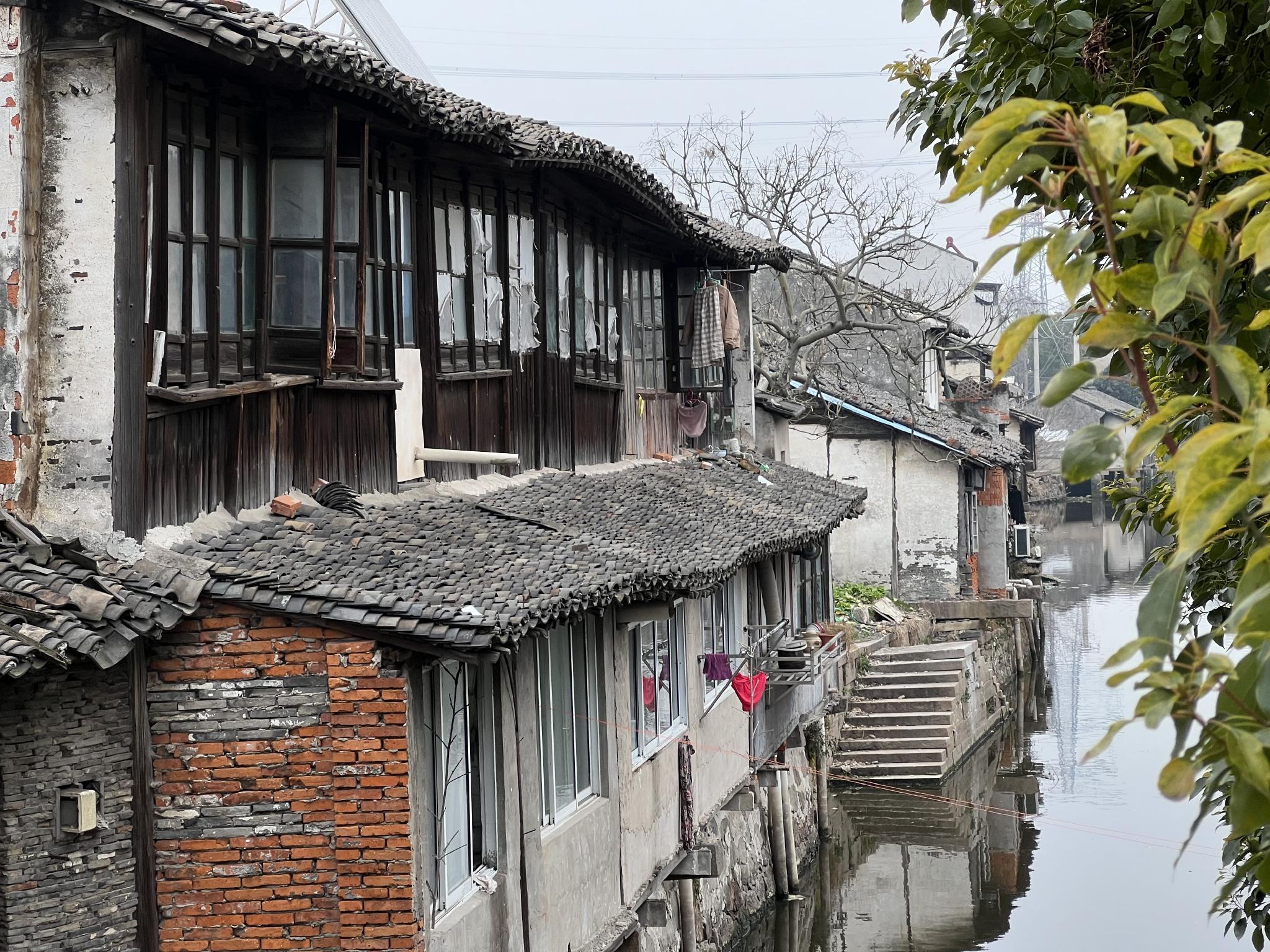 沿着石板路走进西仓村,这里与其他很多自然村一样,古朴的民居依河而建