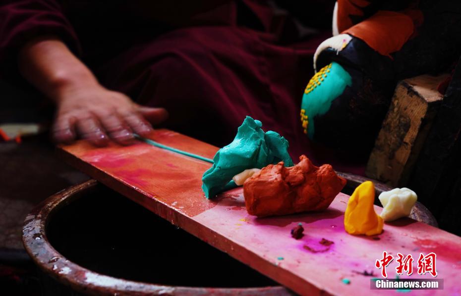 马铭言 摄图为塔尔寺艺僧制作酥油花.