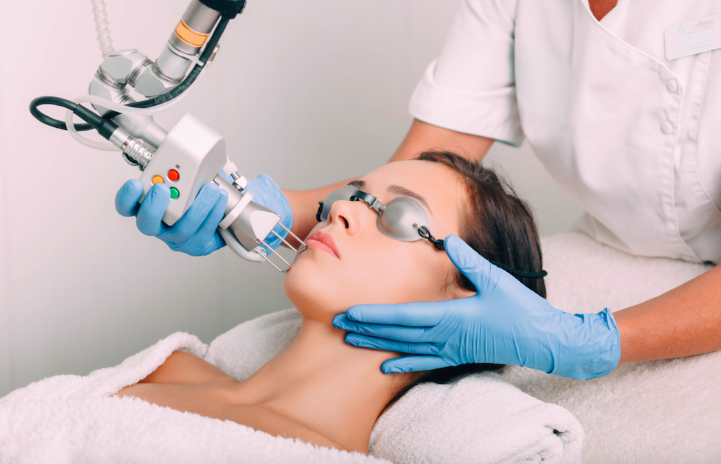 “以为手握“茅台”，结果跌成韭菜：爱美客赴港受阻，股价拦腰斩