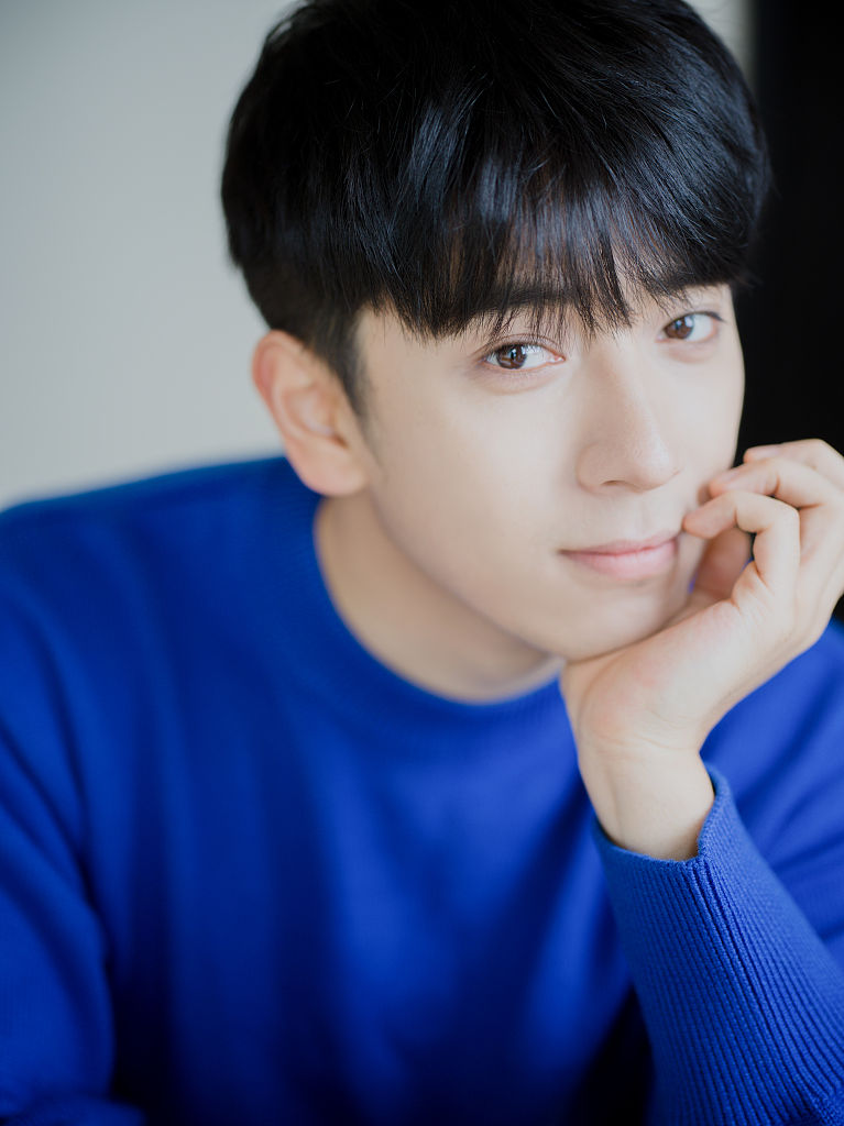 陈若轩发布蓝色简约系写真 新剧《冰雪之名》热播中__财经头条