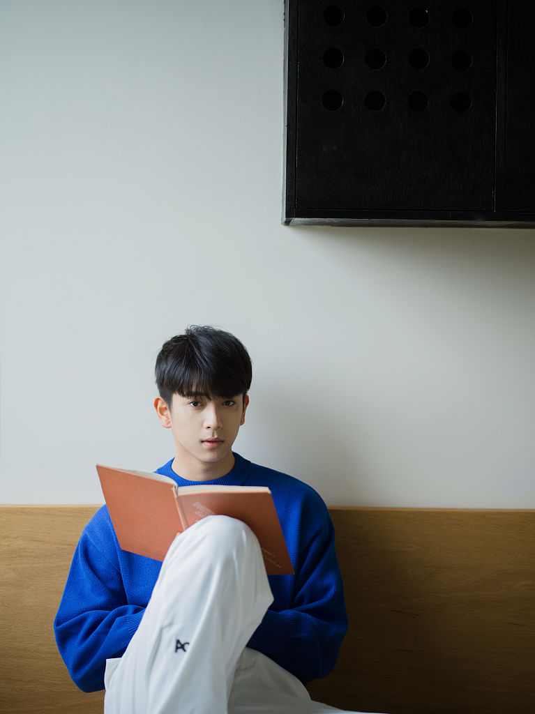 陈若轩发布蓝色简约系写真 新剧《冰雪之名》热播中__财经头条