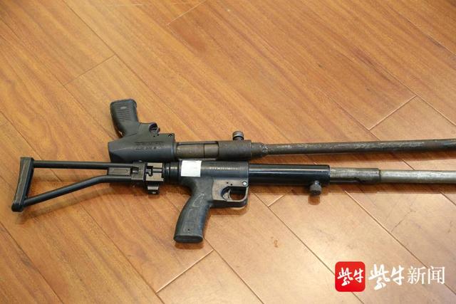 非法制造贩卖19支火药枪最长的有一人多高21人因涉枪在淮安受审