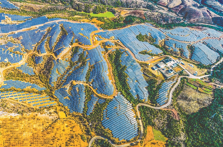 光伏产业让荒山变金山